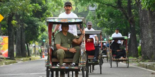 Tanpa Seragam Loreng, Intip Gaya Santai Jenderal Bintang 2 TNI Naik Becak