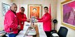 Hasto Beri Buku Bung Karno & Megawati ke Gibran di Sela Klarifikasi soal Prabowo