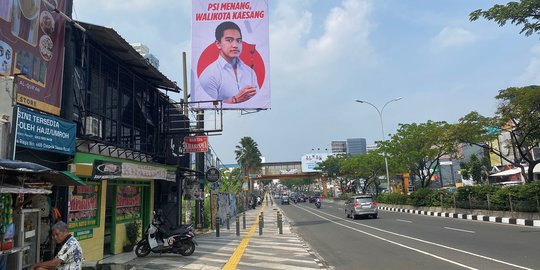 Foto-Foto Baliho Besar Kaesang Pegang Bunga Mawar di Jantung Kota Depok