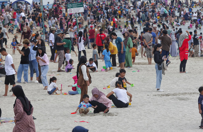 pengunjung padati pantai ancol