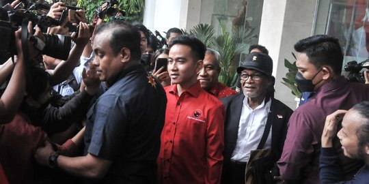 Usai Dipanggil Hasto, Gibran Keluar Markas PDIP Tanpa Senyum