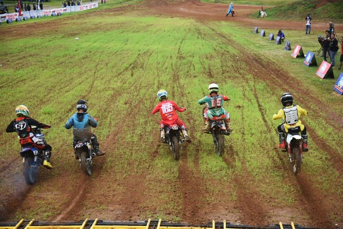 persiapan pon 2024 kejurnas motocross grasstrack sumatera diikuti banyak pembalap muda