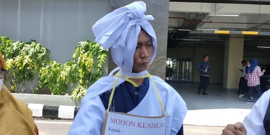 Tersangka Pencabulan Ini Bikin Heboh, Dandan Jadi Pocong saat ke Kantor Polisi