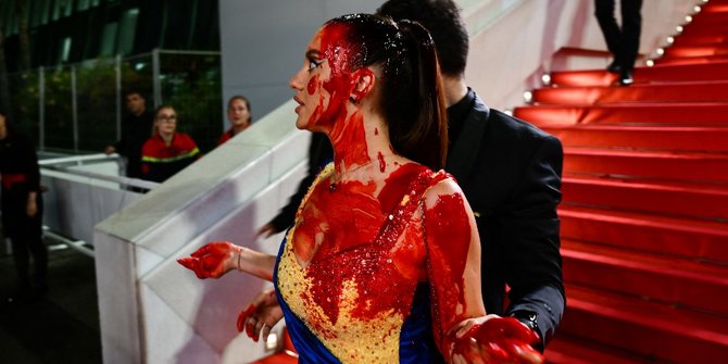 Wanita Cantik Bergaun Ukraina 'Berdarah-darah' Hebohkan Festival Film Cannes