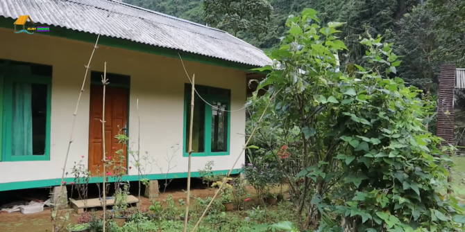 Rumah Warga Kampung di Bandung Ini Curi Perhatian, Letaknya di Bawah Air Terjun