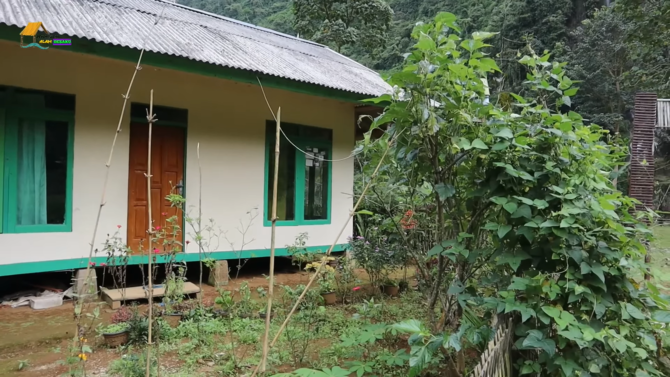 rumah di bawah air terjun di bandung