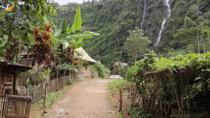 rumah di bawah air terjun di bandung