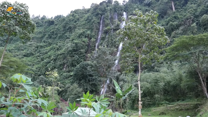 rumah di bawah air terjun di bandung