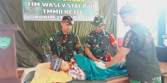 Anggota TNI Sunat Bocah Sambil Dengar Musik dan Joget