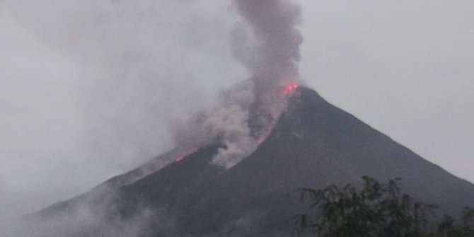 Luncuran Lava Pijar Gunung Karangetang Sulut Capai 1.500 Meter