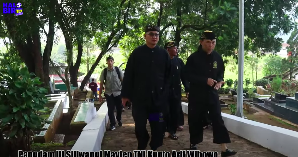 potret mayjen tni kunto arief ziarah ke makam cut nyak dien pakaian hitamampikat kepala