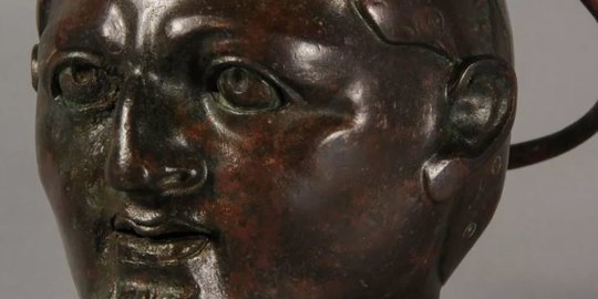 Toples 1800 Tahun Berbentuk Kepala Manusia Ditemukan dalam Makam, Tengok Isinya