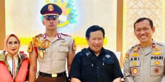 Eks Jendral Polisi Foto Bareng Taruna Akpol 'Kalah Tinggi Kalau Daftar Sekarang'