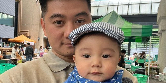 10 Potret Baby Timo Anak Chef Arnold, Ramai Disebut 'Si Kembar' dengan Sang Ayah