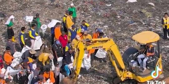 Pakai Alat Berat, Begini Momen Pandawara Group Dibantu Warga Bersihkan Pantai Labuan