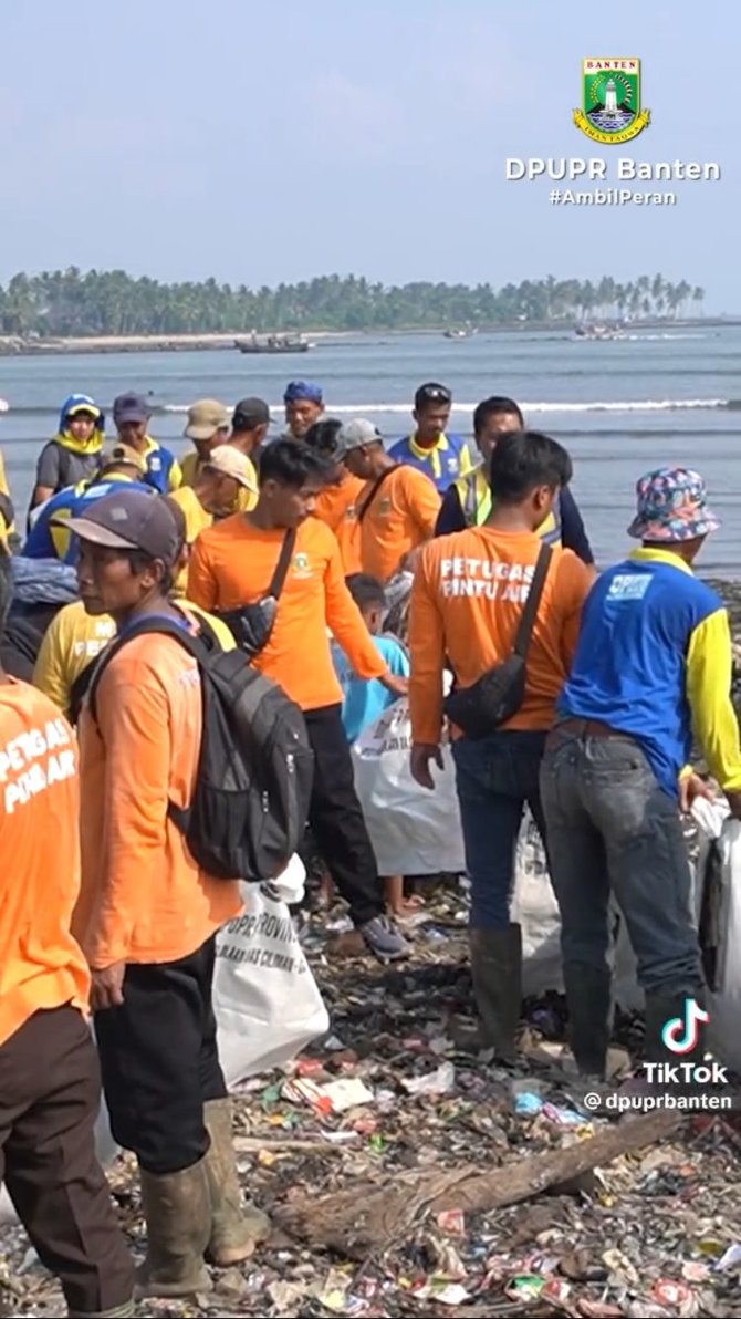 pakai alat berat ini momen pandawara grup dibantu warga dan pupr bersihkan pantai penuh sampah