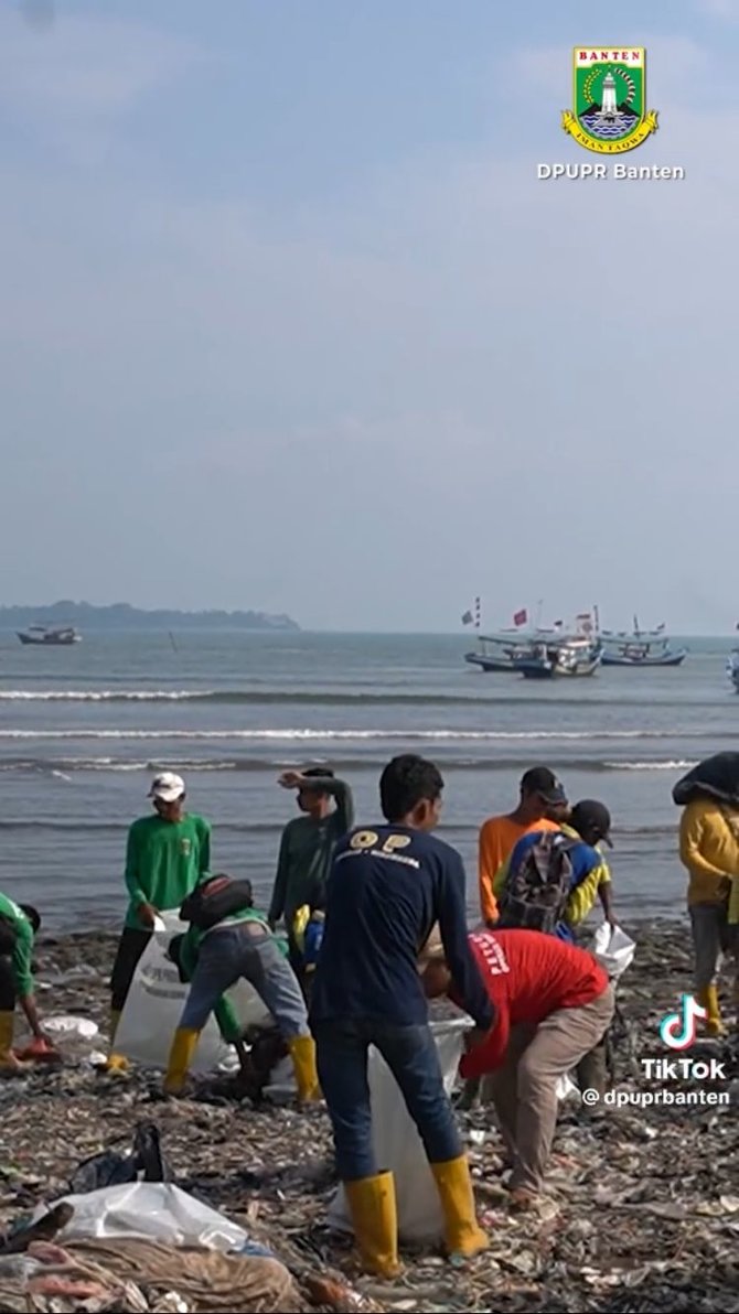 pakai alat berat ini momen pandawara grup dibantu warga dan pupr bersihkan pantai penuh sampah