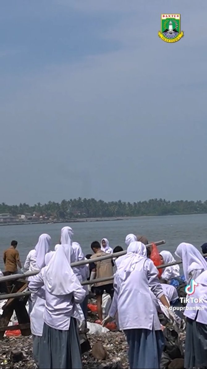 pakai alat berat ini momen pandawara grup dibantu warga dan pupr bersihkan pantai penuh sampah