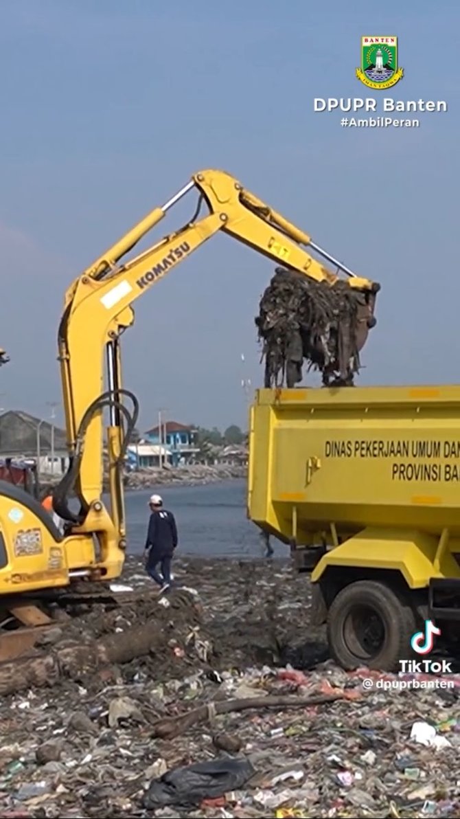 pakai alat berat ini momen pandawara grup dibantu warga dan pupr bersihkan pantai penuh sampah