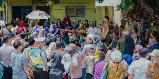 Sambil Dengarkan Keluhan, Ini Momen Bobby Nasution Makan Siang Bareng Warga