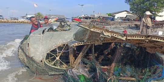 Pesisir Lamongan Heboh, Ditemukan Benda Mirip Bangkai Pesawat