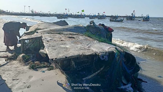 penampakan bangkai pesawat di pantai paciran lamongan