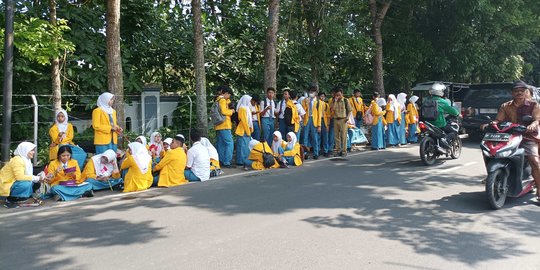 Khofifah Datang Ngaret 2 Jam, Pelajar yang Menyambut di Pinggir Jalan Capek Kepanasan