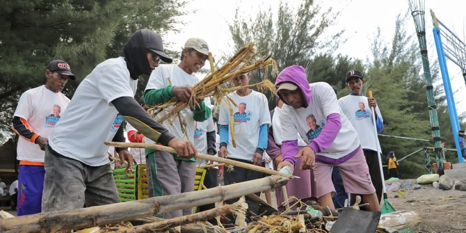 Ratusan Nelayan Pendukung Ganjar Bersih-Bersih Pantai di Banyuwangi