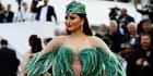 Gaun Bulu Unggas Jadi Sorotan di Festival Film Cannes