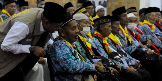 Jemaah Haji Lansia Tak Perlu Khawatir, Petugas Siap Gendong dan Dorong Kursi Roda