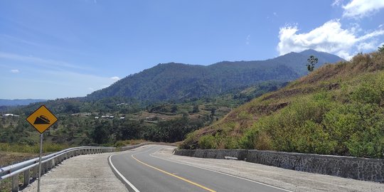 Eksotisnya Jalan Perbatasan Indonesia-Timor Leste, Dikelilingi Perbukitan dan Sabana