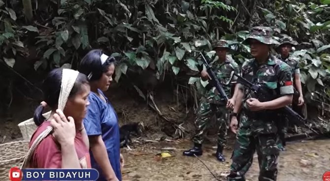 warga entikong lewati hutan belanja ke malaysia begini reaksi kepergok tni berjaga