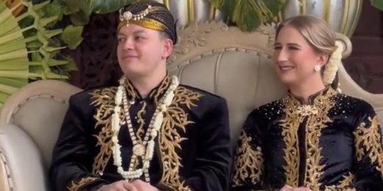 Viral Pengantin Bule Menikah dengan Adat Jawa, Prosesinya Full Bahasa Inggris