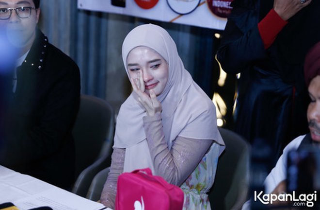 alasan inara rusli lepas cadar usai ditalak virgoun semua demi anak anak