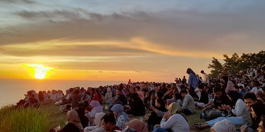 Menikmati Golden Sunset Murah Meriah di Bukit Gado-Gado Padang