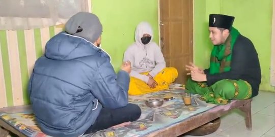 Cerita Hajah Cantik Hidup Bersama 2 Suami, Nempel Terus hingga Ritual Mandi Kembang