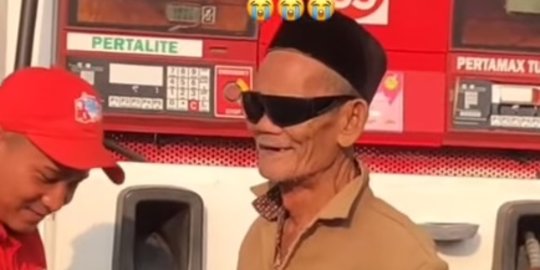 Aksi Kakek Berpakaian Rapi saat Beli BBM Ini Curi Perhatian, Pakai Kacamata HItam