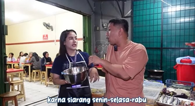 cantik amp jago ngulek penyiar tv ini jualan ayam goreng laris manis