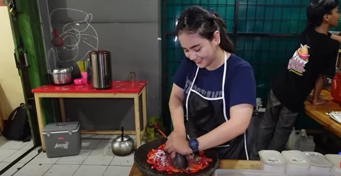 cantik amp jago ngulek penyiar tv ini jualan ayam goreng laris manis