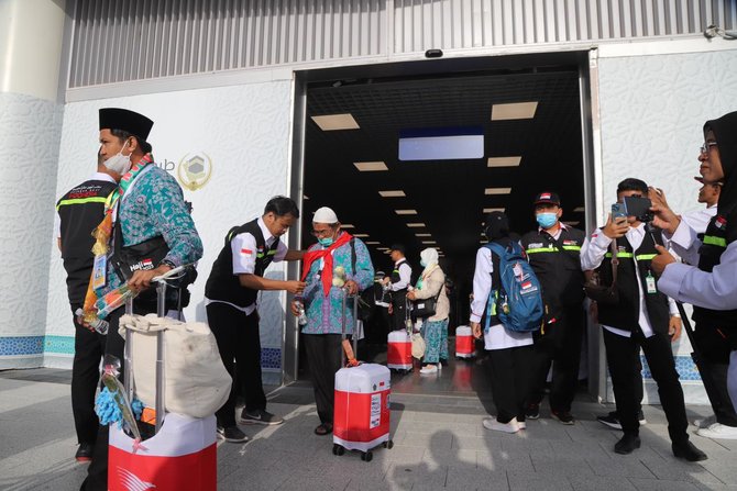 jemaah haji kloter pertama tiba di madinah