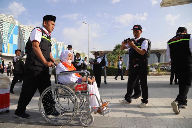 jemaah haji kloter pertama tiba di madinah