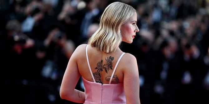 Pesona Scarlett Johansson Pamerkan Punggung Bertato di Festival Film Cannes
