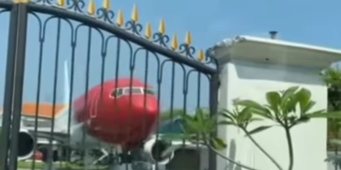 Viral Pesawat Parkir di Depan Halaman Rumah, Begini Penampakannya