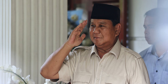 Menhan Prabowo Cium Tangan Penuh Hormat pada Seorang Wanita, Ini Sosoknya