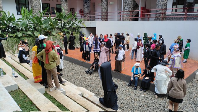 viral momen mahasiswa cosplay saat mata kuliah dosen jadi maleficent