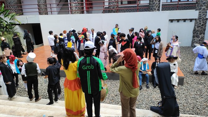 viral momen mahasiswa cosplay saat mata kuliah dosen jadi maleficent