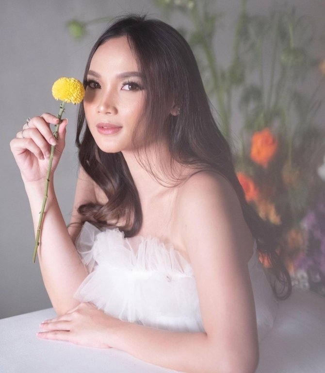 profil lycie joanna puteri indonesia 2019 diduga jadi calo tiket coldplay