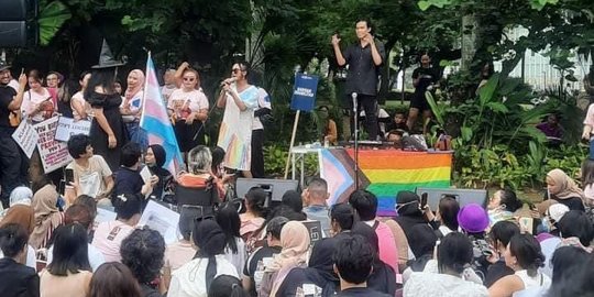 Heboh Bendera Mirip Simbol LGBT Berkibar di Monas saat Aksi Women's March Jakarta