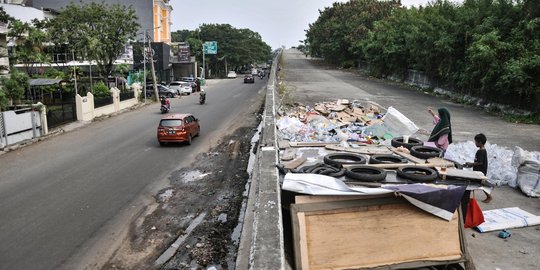 Potret Proyek Jalan Layang Non Tol Pluit 8 Tahun Terbengkalai Dihuni PMKS