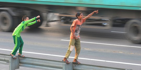 Demi Telolet, Anak-Anak Ini Nekat Mengancam Nyawa Main di Jalan Tol